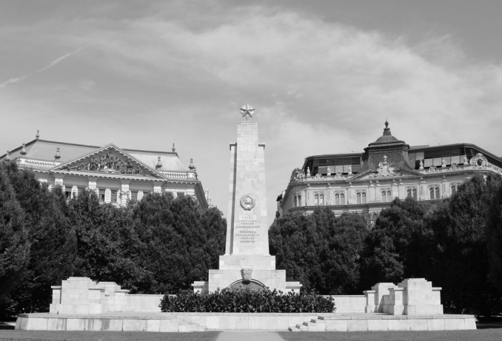 A photo of the Soviet War Memorial in Szabadság tér