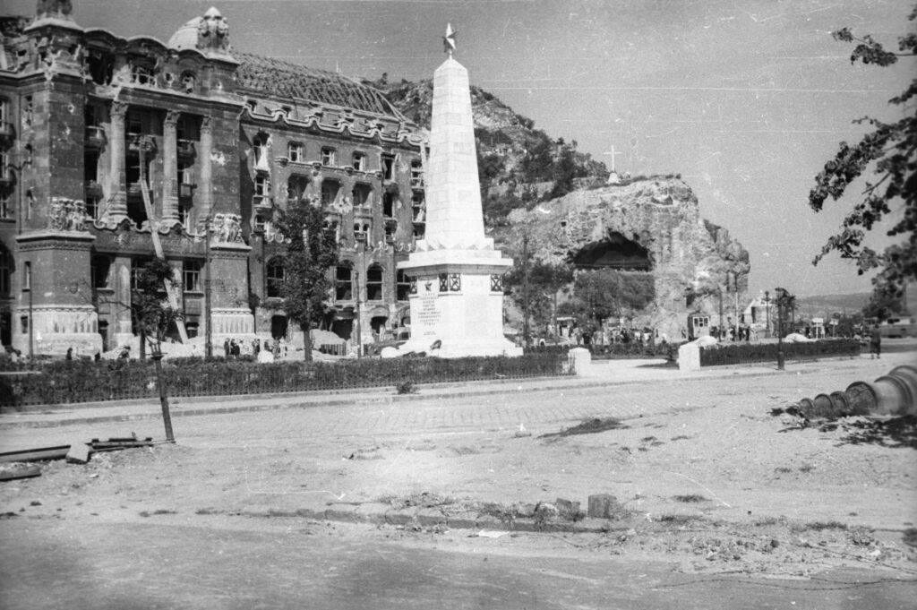 A photo of the Soviet war memorial in Gellért tér in 1945